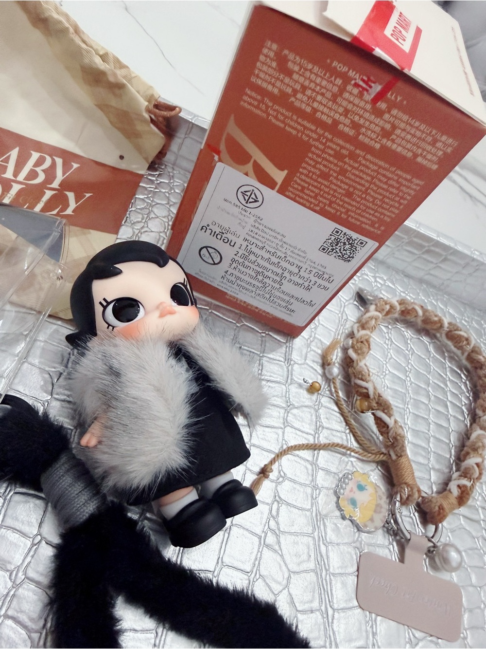 💯 Authentic POP MART Molly Winter Fit secret + free molly gift NWT - Picture 5 of 14